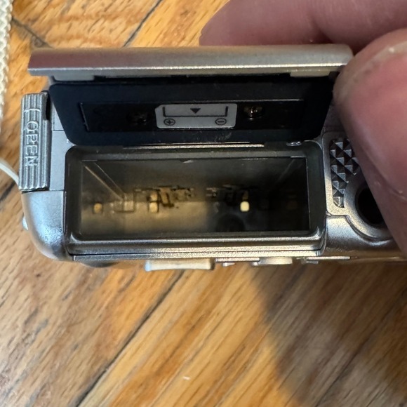 Olympus Stylus 400 Digital Camera Silver 4.0MP 3x Optical Zoom Compact -UNTESTED - Picture 5 of 10